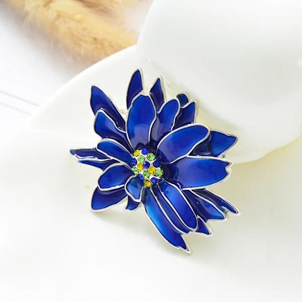 Julebroche med emalje i blomsterform