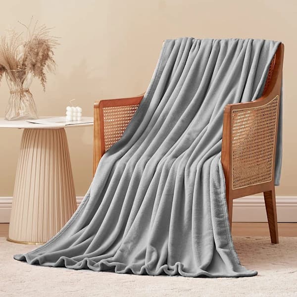 Myk teppe, fluffy teppe, grå - fleeceteppe, 150 x 200 cm, XL, varmt sofateppe, koseteppe, lysegrå, mykt som et stue teppe