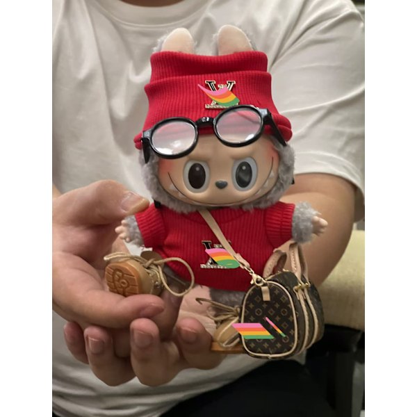 [HH] Anpassad logotyp Labubu Designerkläder Labubu VV Märkeset med Resväskor Labubu Kläder med Tillbehör Red