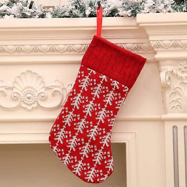 Nya stickade julstrumpor, julklappsväskor, juldekorationer, julstrumpor, presentetiketter