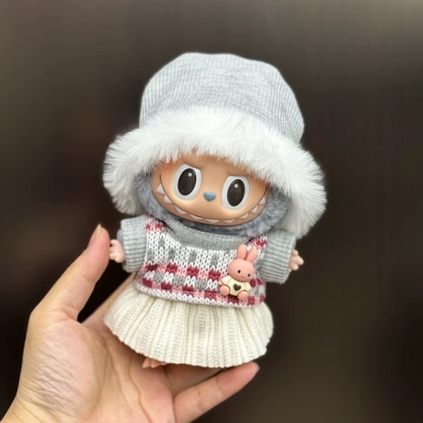 [HH]Labubu Babykläder V1 V2 17cm Labubu Kläder Emaljering Hänge Plyschdocka Kjort Babykläder Skjortset (Chatta Nu) Gray