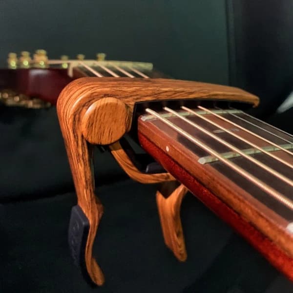 HA-Gitarcapo for akustiske og elektriske gitarer - Rosentrefarge med 5 plektre
