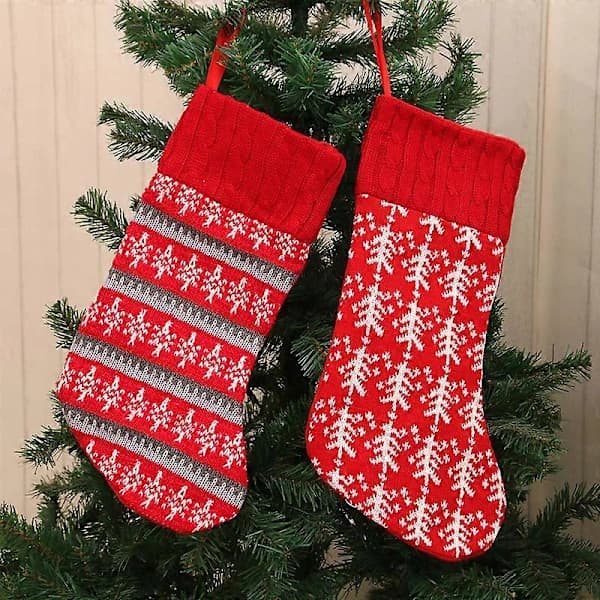 Nya stickade julstrumpor, julklappsväskor, juldekorationer, julstrumpor, presentetiketter
