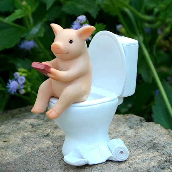 Miniature toiletstatue til feer - Toiletgrisstatue