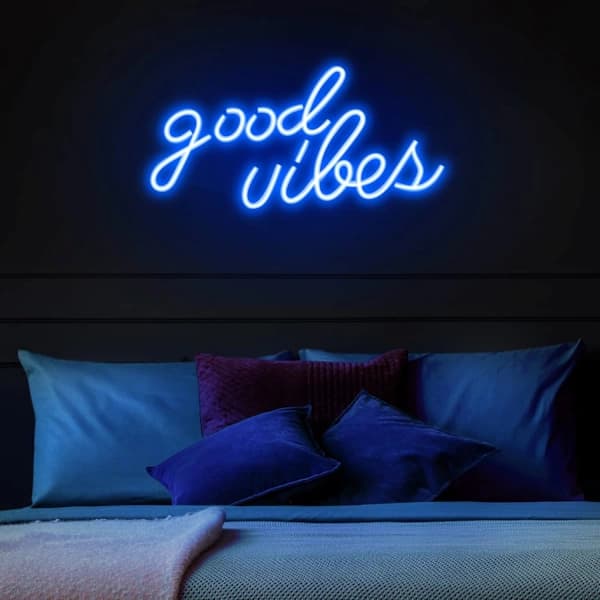 Blå neonskylt med texten \"Good Vibes\" - LED-skyltar för väggdekoration, neonljus för sovrum, neonväggskyltar (40,9 x 21,1 cm)