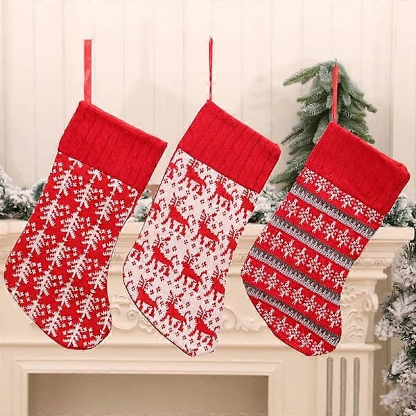 Nya stickade julstrumpor, julklappsväskor, juldekorationer, julstrumpor, presentetiketter