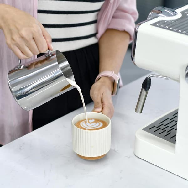2-pak mælkeskummerkander i rustfrit stål, 600 ml med indbygget termometer, til latte art, til hjemmet og caféer, sølv