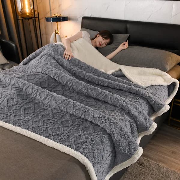 Koselig teppe 150 x 200 cm grå hvit fluffy ekstra myk og varm flanell fleecepledd, som sofateppe, sengeteppe, for enkeltseng