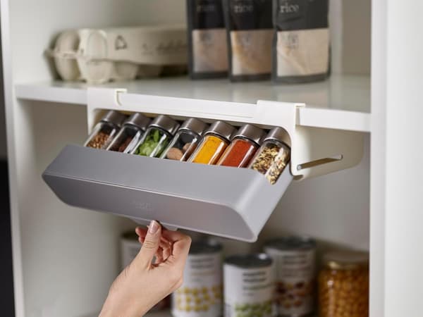 CupboardStore skapinteriør, krydderhylle under hyllen, organisator grå