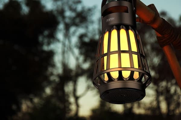 T-PHOX 2-I-1 CAMPINGLAMPE MED INDBYGGET HØJTTALER SORT