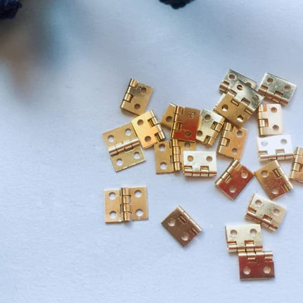 50 Mini Messinghængsler til Smykkeskrin Små Hængsler til Træskabe og Møbler (10*8mm)