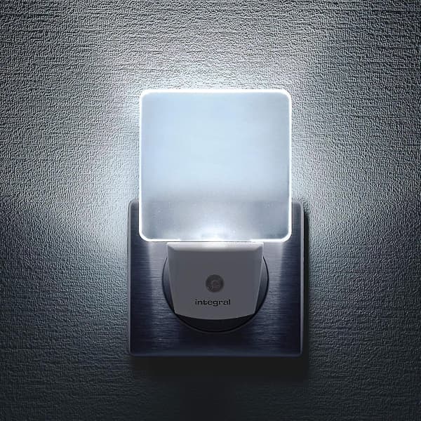 Integreret LED-natlys, 2 stk., med automatisk sensor, dag/nat, stikkontakt, mat hvid