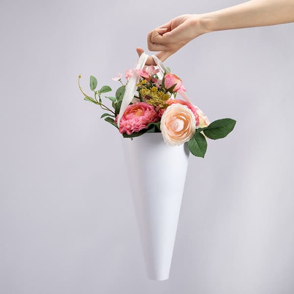 Kasse med blomsterbukett, väskor, växter, presenter, blomsterbukett