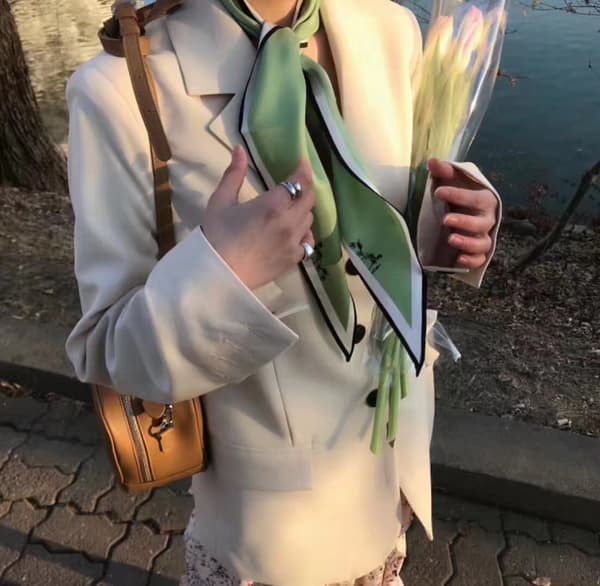 Färgglad blommig silkescarf för damer - En mångsidig accessoar för halsen