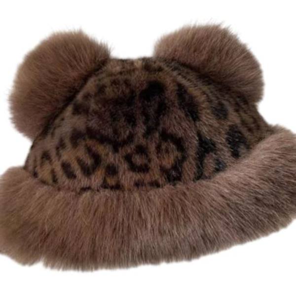 Leopardmönstrad lurvig mössa - En mysig vinteraccessoar