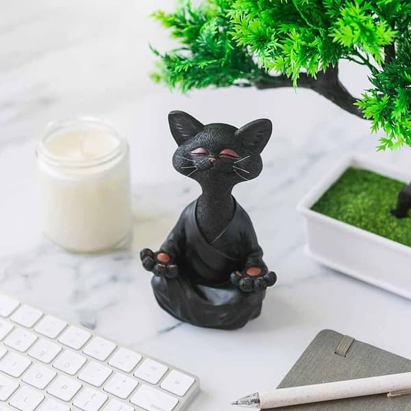 Snodig grå Buddha-kattefigur meditasjon yoga samleobjekt