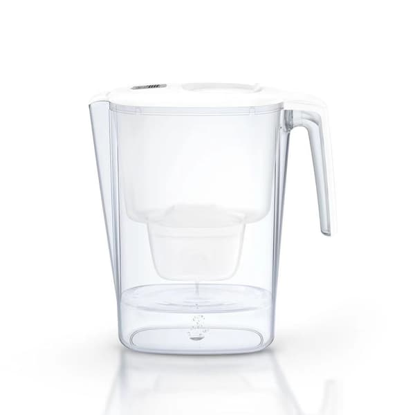 Vit vattenfilterkanna med PFAS-/kalkfilter & timer. Tar bort klor, metaller, föroreningar.