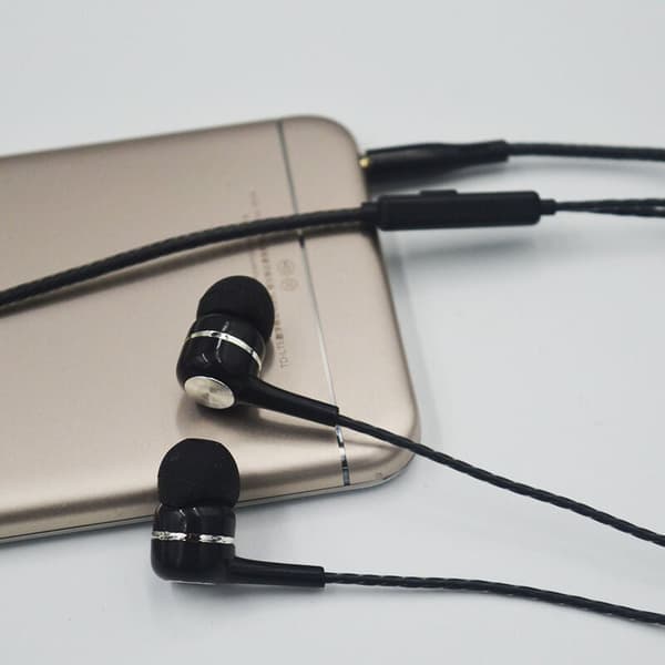 Støjreducerende kompatible in-ear hovedtelefoner: Isolerende øreprophovedtelefoner (sort)