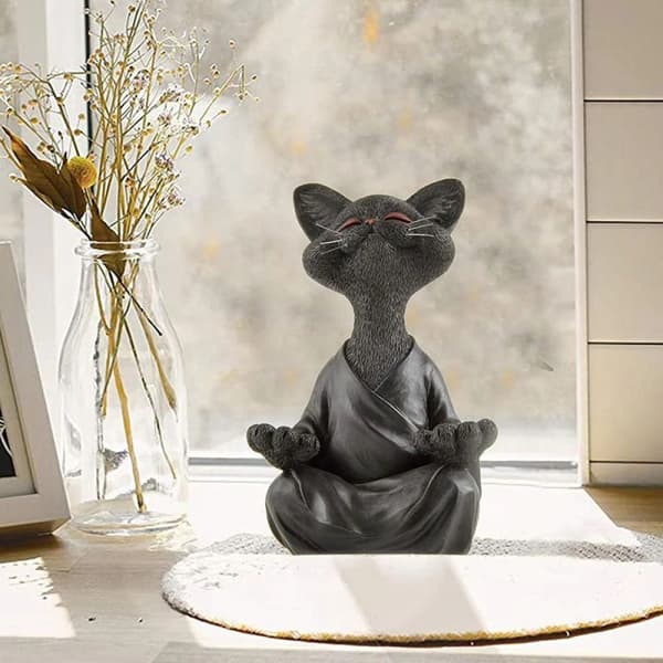 Snodig grå Buddha-kattefigur meditasjon yoga samleobjekt