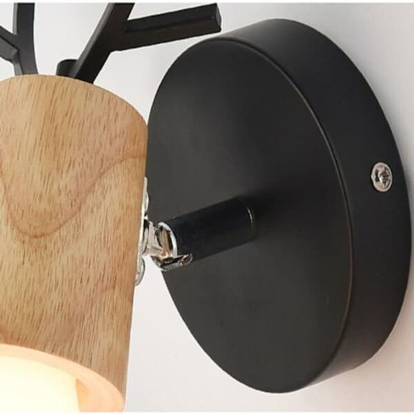 Med hjørnevegglampe, hvit trestil