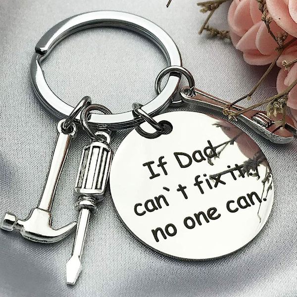 En silverfärgad nyckelring till pappa Dad