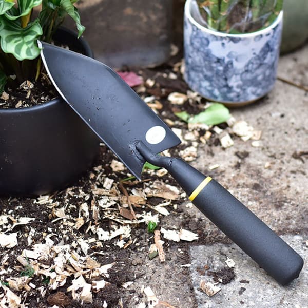 Bøyebestandig hagespade for planting og omplanting