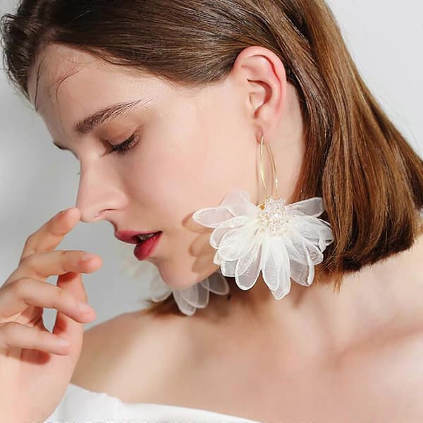 Boho Petal Lange Dråpeøreringer Store Blomsterøreringer Overdrevne Blomsterdusker Øreringer Statement Strand Smykker for Kvinner Hvit White