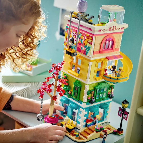 Hobby Eventyr i LEGO Friends Heartlake City Fælleshus - 6 Minifigurer 41748