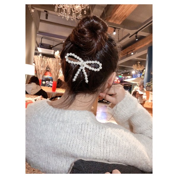 Hair clip with beads in the shape of a bow White one size