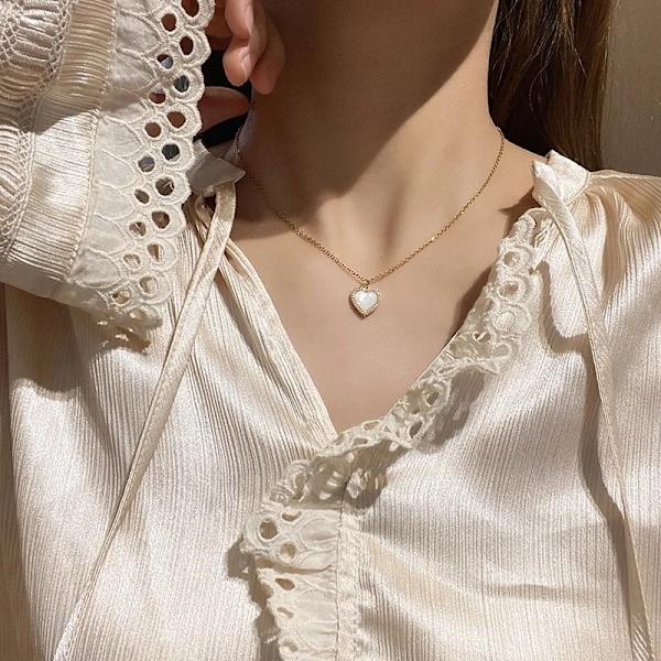 Vintage-tyylinen kaulakoru sydän helmiäiskultaisella pitsillä 18K Gold one size