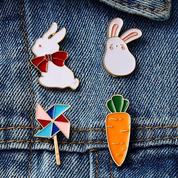 Emaljerede brocher med gulerodskaninevirvel til børnetaske tøj White Bunny with red bow