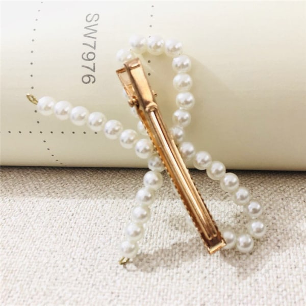 Hair clip with beads in the shape of a bow White one size