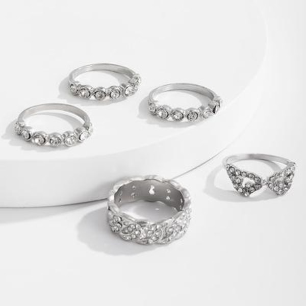 Elegant set m. 5 stk ringar i silver och kristall silverpläterad Silver one size
