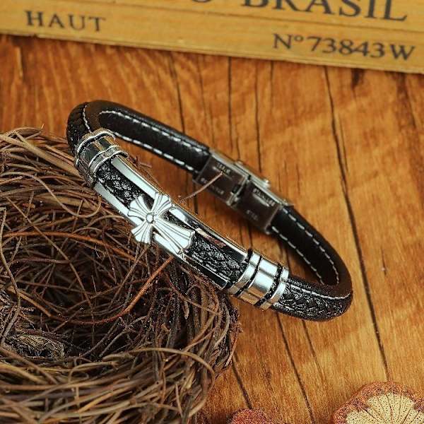 Armband i veganskt läder &amp; retro-kors m detaljer i rostfritt stål Svart one size