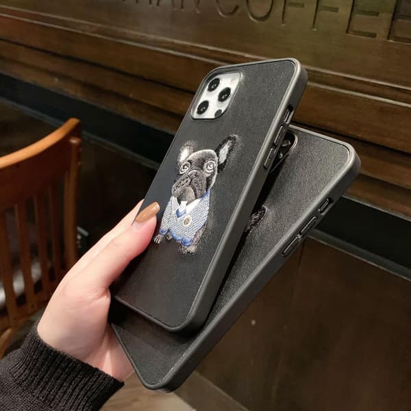 iPhone 12 Pro Max etui med broderet mops kunstlæder hund Black one size