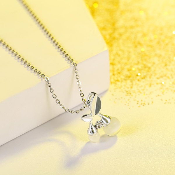 Kaunis hopeoitu kaulakoru hedelmämarjoilla ja tekojalokivihelmellä Silver one size