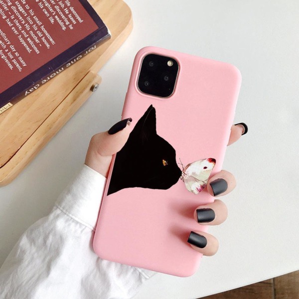 iPhone 12, 12 Pro & Max -kuori musta kissa haistaa perhosia Pink one size