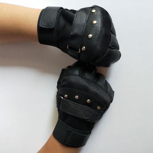 Endelig et par fine treningshansker med nagler og halvfingre Black one size