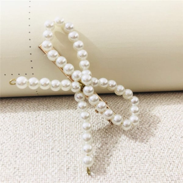 Hair clip with beads in the shape of a bow White one size
