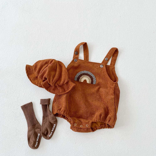 Hængselsshorts i Manchester-materiale med regnbue med matchende hat Brown Brown 7-12 months