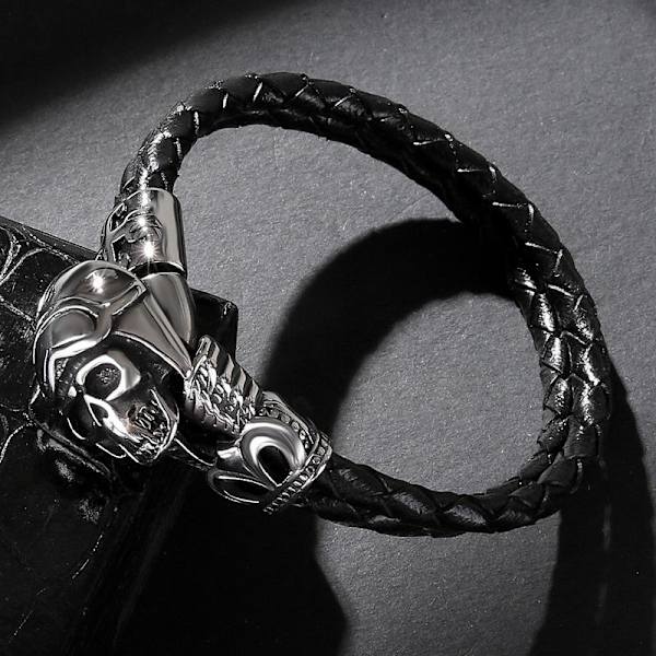 Handgjort flätat armband äkta läder med döskalle motorcykelhjälm Svart one size