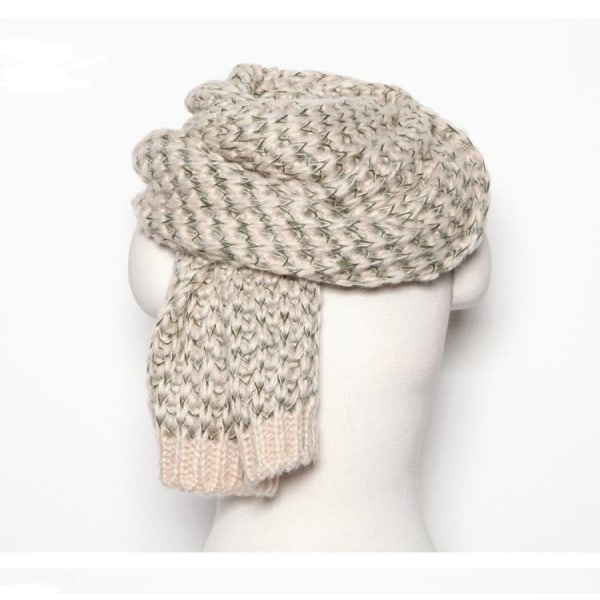 Stor lång fluffig halsduk i varmt material vackert stickad White one size