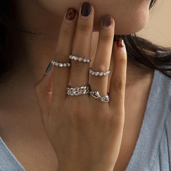 Elegant set m. 5 stk ringar i silver och kristall silverpläterad Silver one size