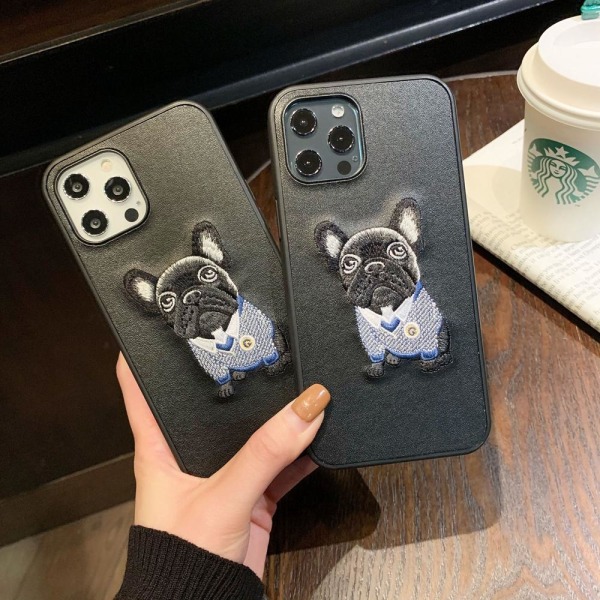 iPhone 12 Pro Max Skal med broderad mops konstgjort läder hund Svart one size