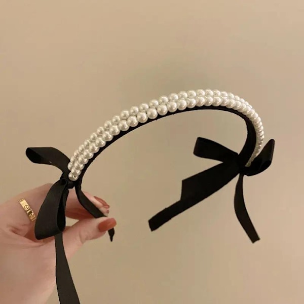 Kaunis diadem helmillä ja mustilla rusetilla klassikko White one size