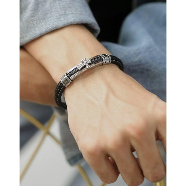 Armband i veganskt läder &amp; retro-kors m detaljer i rostfritt stål Svart one size