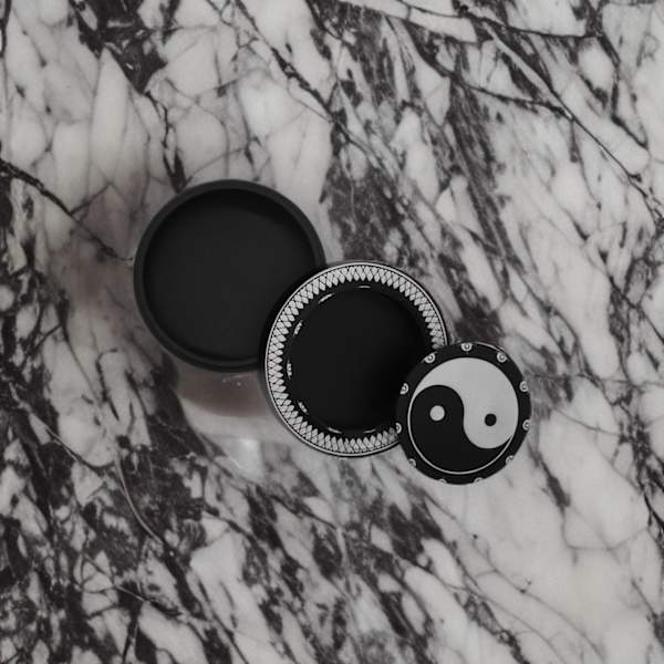 Snusboks i sort aluminium for all snus - zhen ying yang øyne hvite Black
