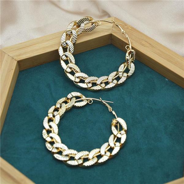 Suuret vanteet ja ketjut kultaista hip-hop-eleganssia Gold one size
