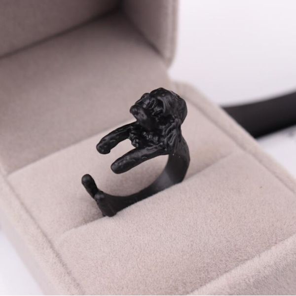 Ring med hund, der krammer fingerpuddel sort Black one size