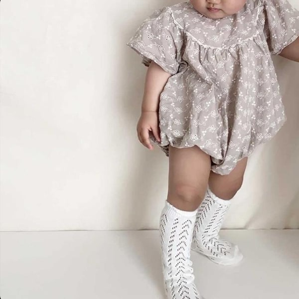 Broderad romper beige body för 7-12 månader stora volang-ärmar Beige